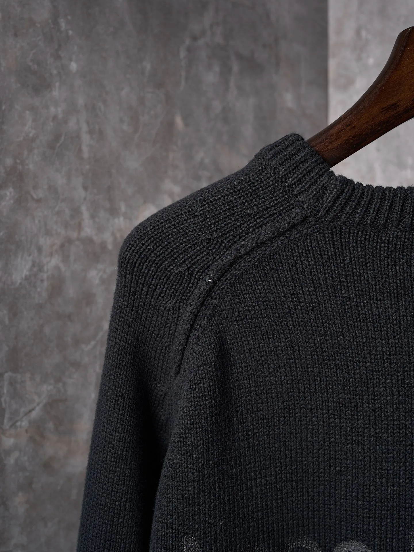 [Real auction] Acne Studios letter print logo long-sleeved crew neck sweater [In Stock] XS S M L custom-woven plateau yak gold wool, soft and delicate, comfortable and skin-friendly, Classic Black tone exudes an innate sense of luxury, warm and devouring, high-end minimalist blank design on the front panel, and Acne Studios logo pattern printed on the back panel for embellishment, sweeping the starting point of fashion. Deep black and carbon black fibers are interlaced, making simplicity more than simple. The magic of Versatile comes with advanced filters Showing a unique fashion attitude in minimalism. Use glue printing. The printing has been modified three times with the film screen. Use glue liquid paint to print the pattern on the fabric. Bake the fabric to fix the printed pattern. Garment washing water softening and deodorizing process. Use professional washing equipment and specific detergents to deep clean and deodorize the clothes. Improve the feel and appearance of the clothes, loose fit.